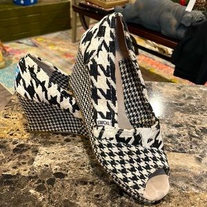 Toms houndstooth wedges size 7.5